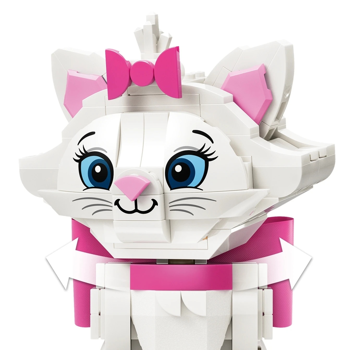 Biała głowa kota Lego z niebieskimi oczami, różowym nosem i kokardką.