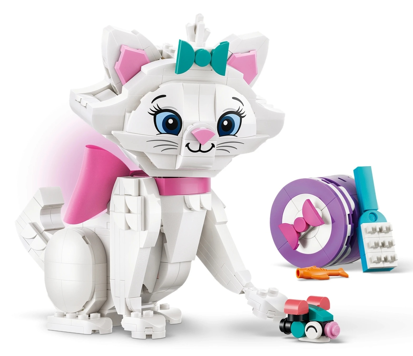 Lego Marie z Aristokatów z różową kokardką i akcesoriami na białym tle.