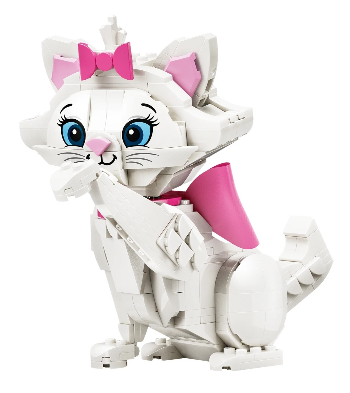 Biały kotek Lego Marie z różową kokardką i niebieskimi oczami.