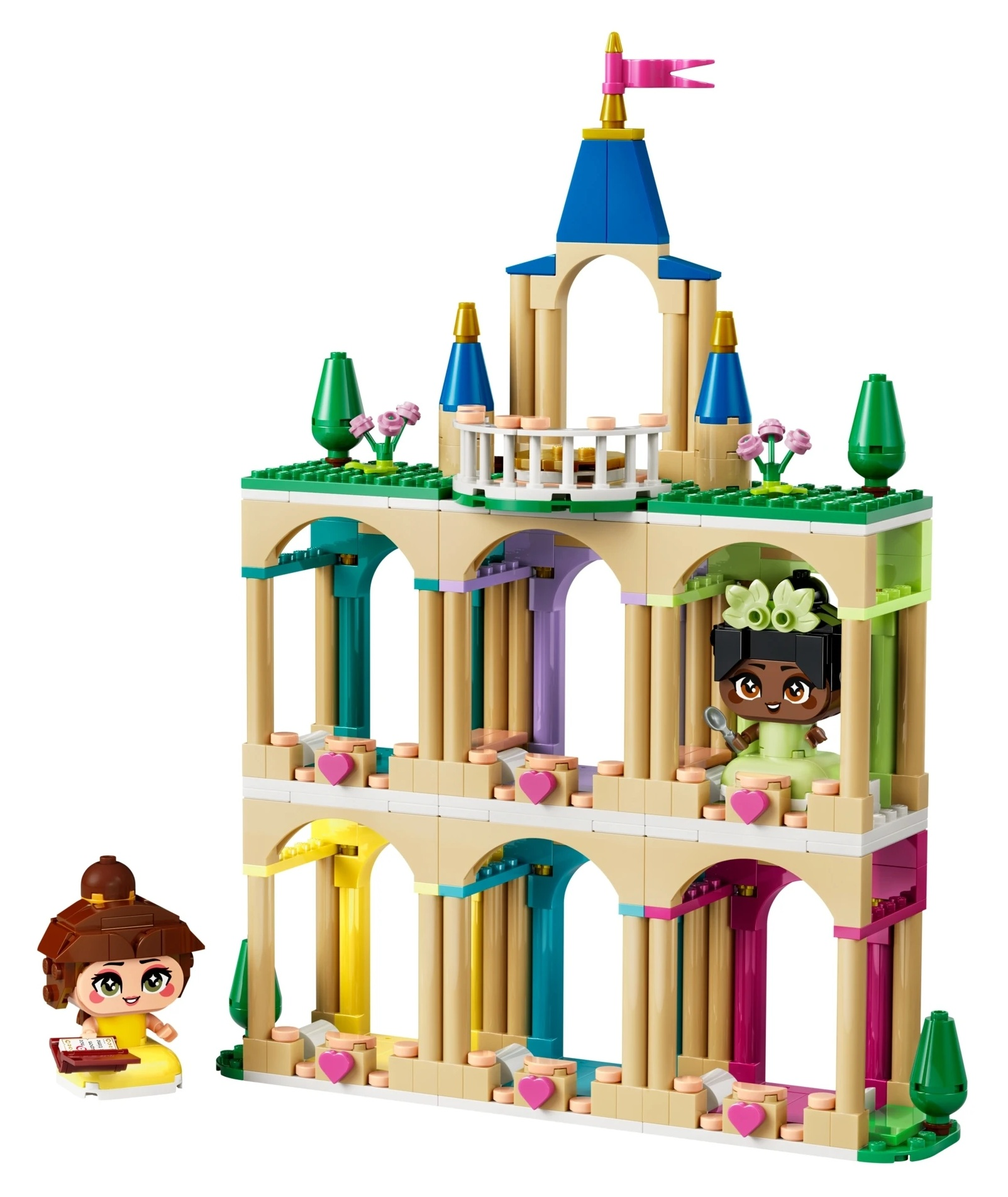 Kolorowy zamek Lego z dwiema figurkami i drzewami.