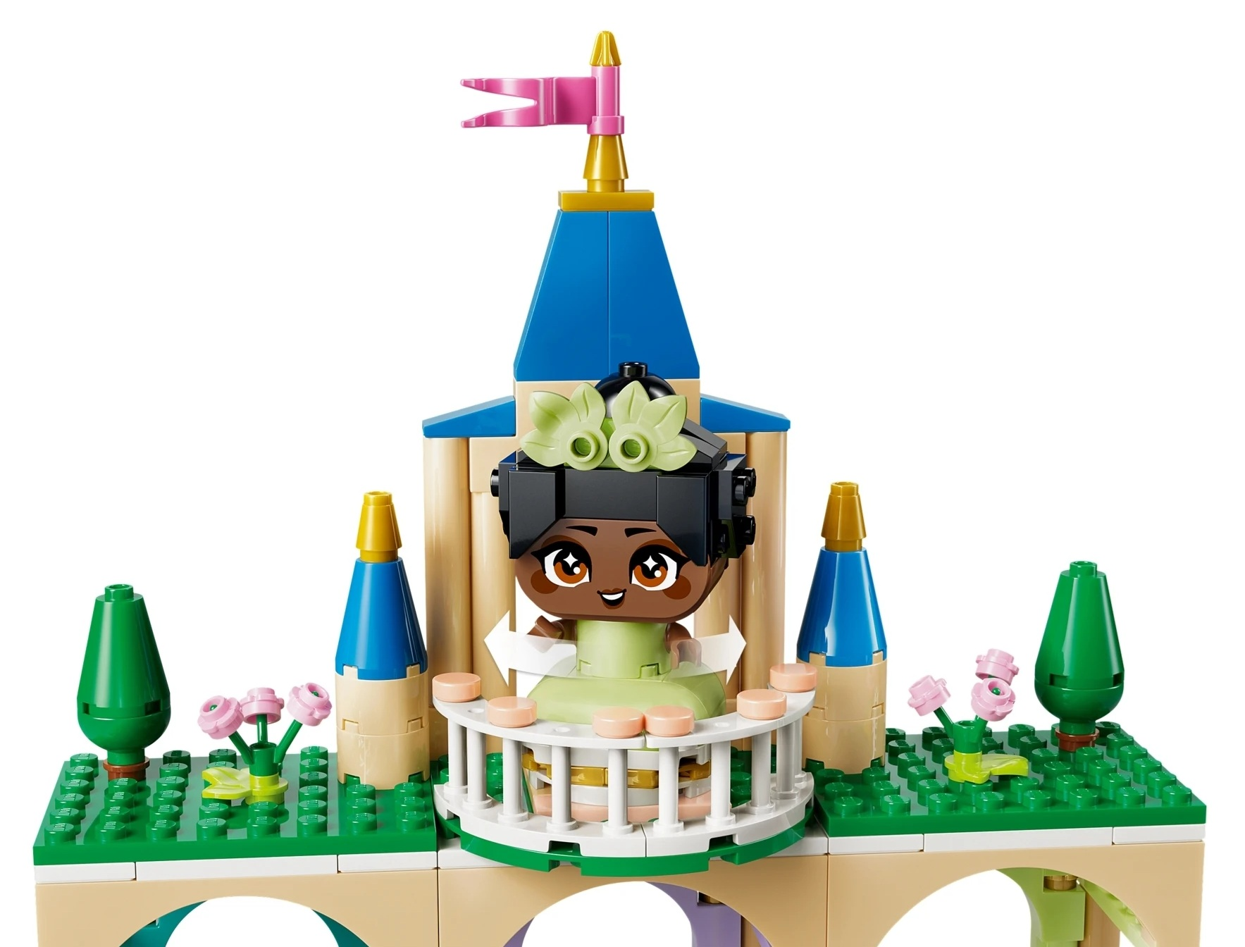 Figurka Lego dziewczynki w zielonej sukience na balkonie zamku.