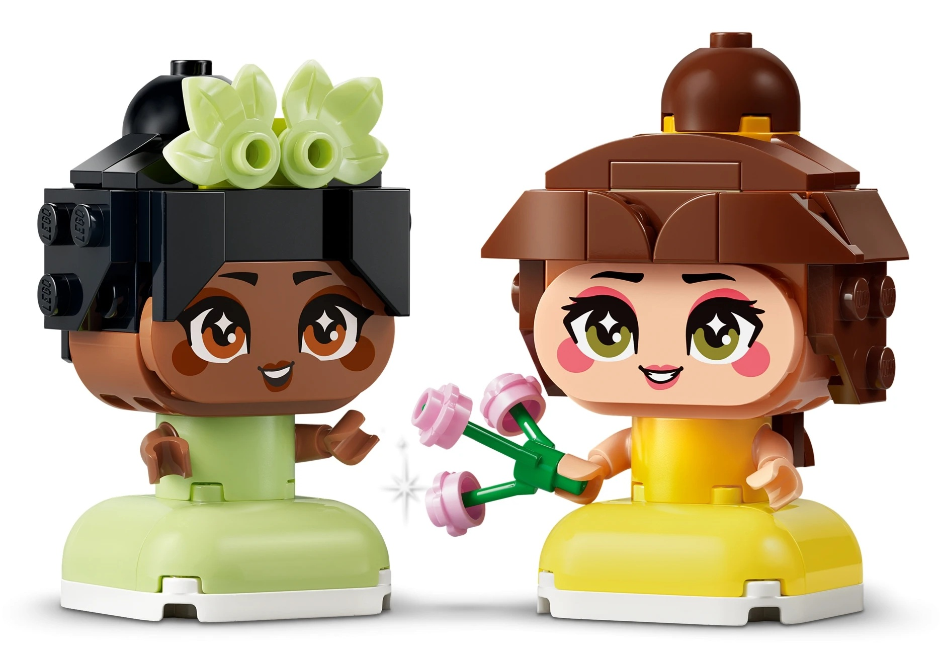 Dwie figurki Lego: jedna w zielonym stroju z koroną z liści, druga w żółtym trzyma kwiaty.