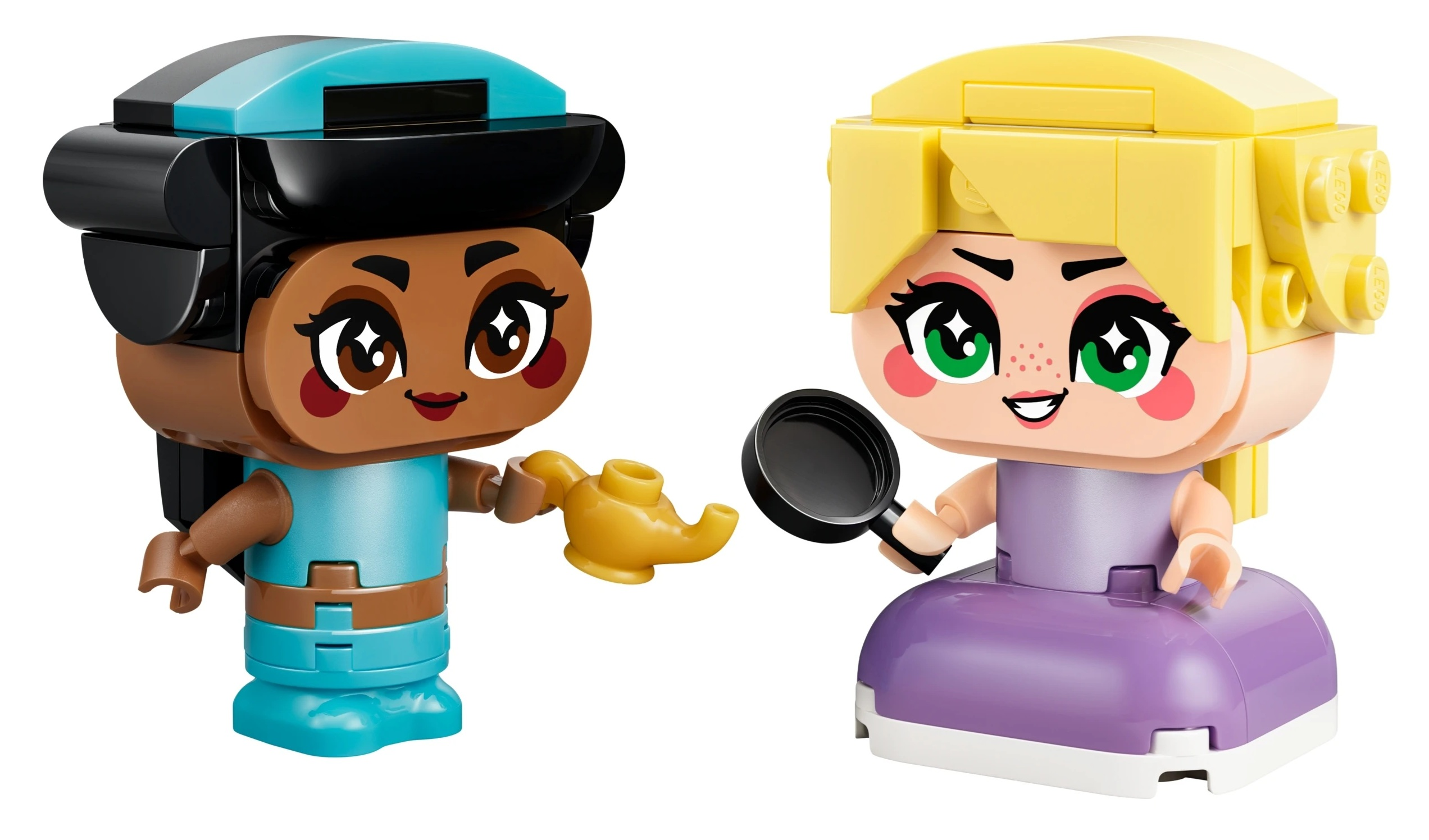 Dwie figurki Lego: Jedna z brązową skórą, czarnymi włosami, niebieskim strojem, trzymająca lampę. Jedna z jasną skórą, blond włosami, fioletową sukienką, trzymająca lupę.