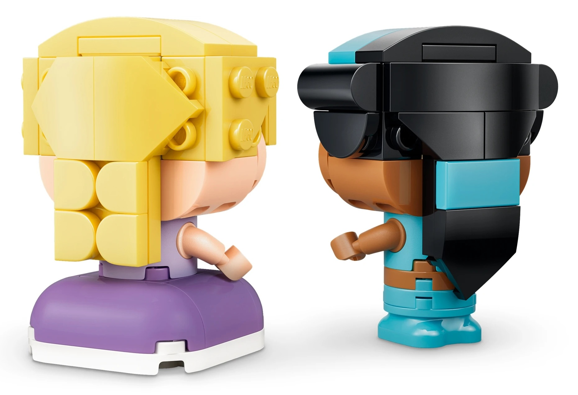 Dwie figurki Lego, blondynka i mężczyzna w czarnym nakryciu głowy.
