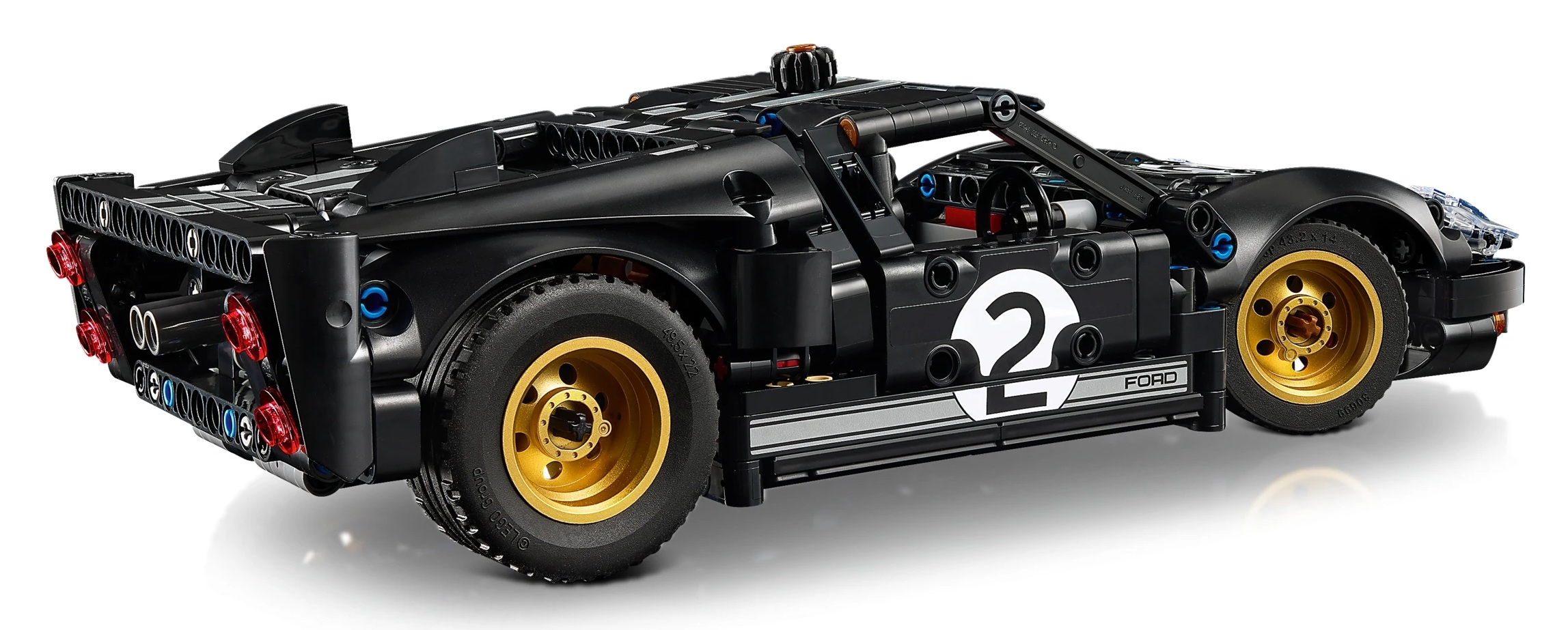 Czarny model samochodu Lego ze złotymi felgami i cyfrą 2.