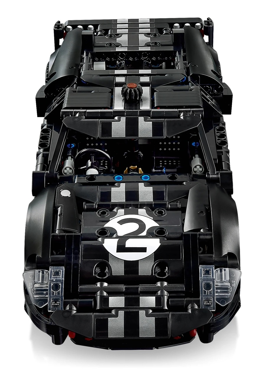 Czarny samochód wyścigowy Lego z białymi paskami i numerem 2.