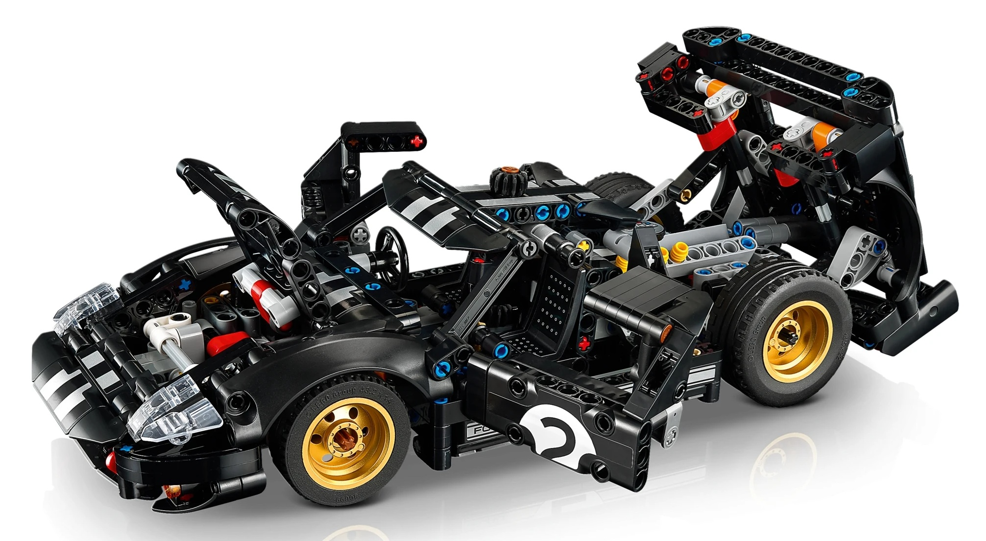 Czarny samochód wyścigowy Lego Technic z otwartą maską i skrzydłami.