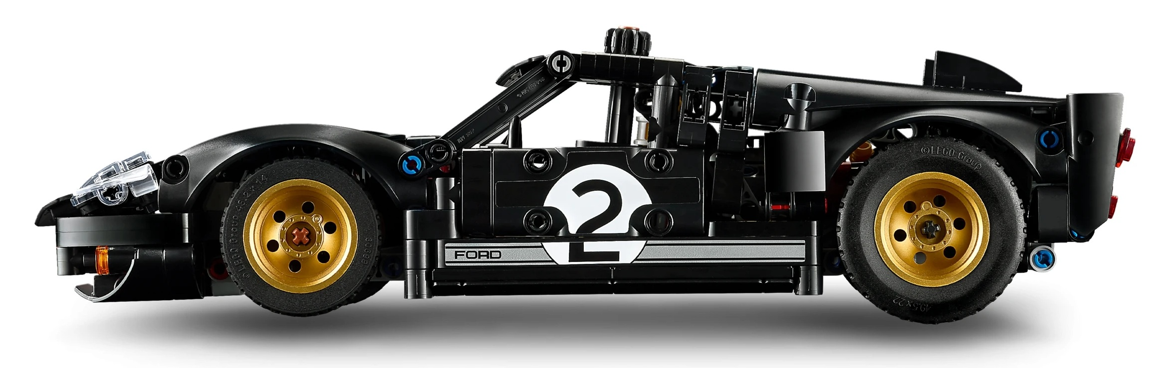 Czarny samochód wyścigowy Lego ze złotymi felgami i numerem 2.