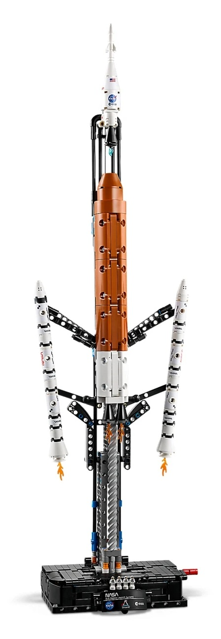 Szczegółowy model Lego rakiety z pomarańczowym kadłubem, białymi rakietami wspomagającymi i podstawą.