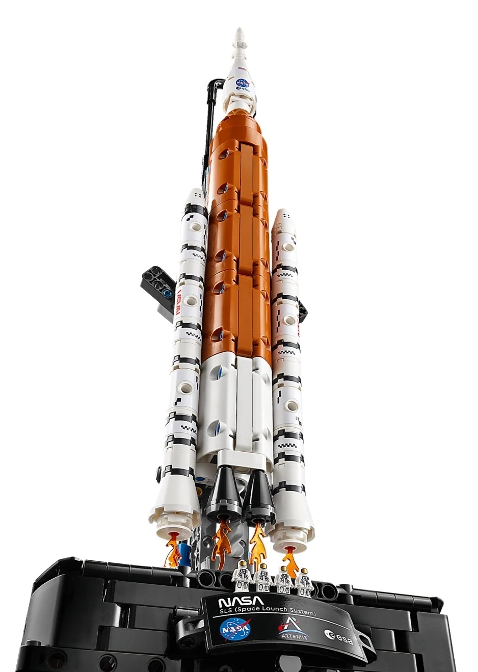 Model Lego rakiety SLS stoi na czarnej podstawie z płomieniami.