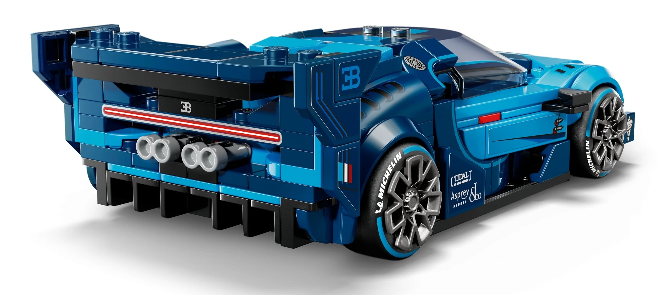 Niebieski samochód LEGO Bugatti z dużym tylnym skrzydłem i czterema rurami wydechowymi.