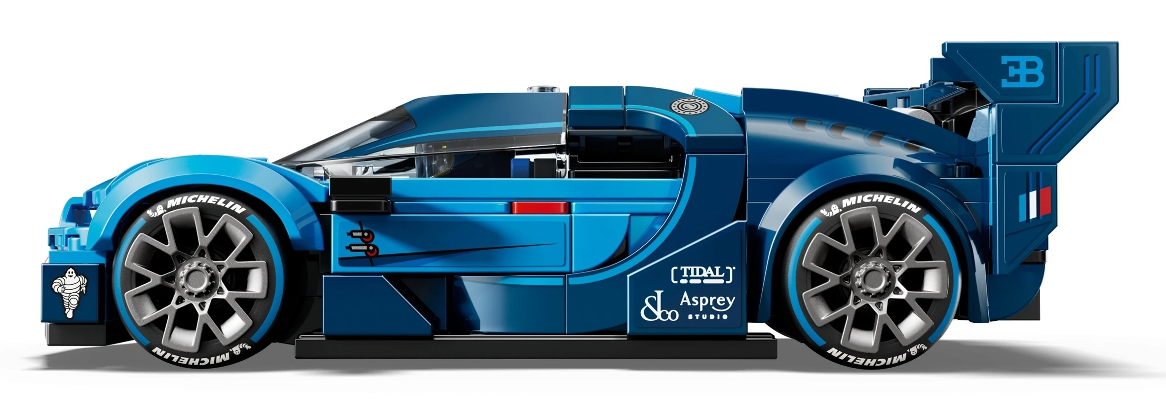 Niebieski hipersamochód Lego Bugatti z oponami Michelin i szczegółowymi naklejkami.