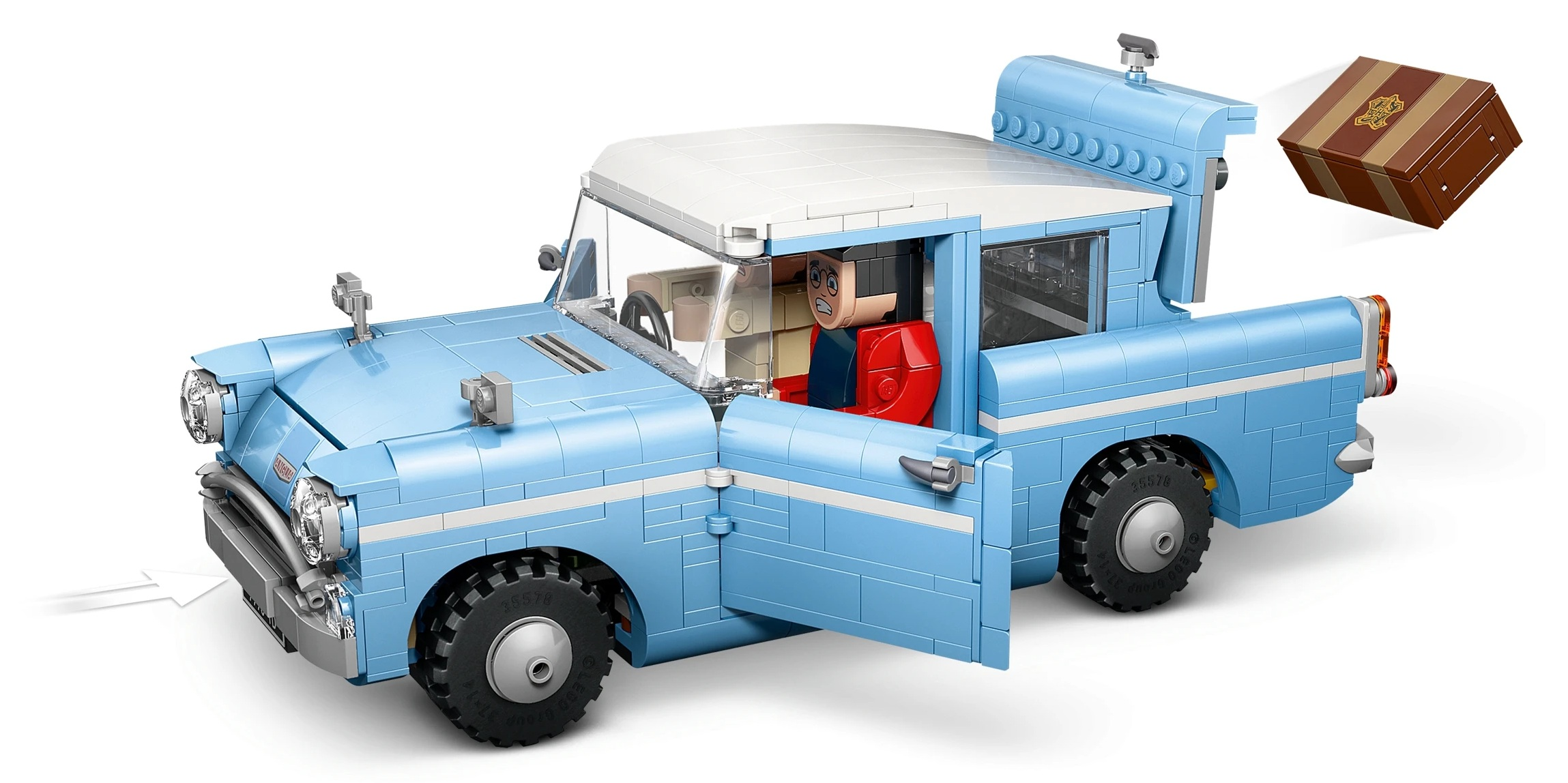 Niebieski latający samochód Lego z otwartymi drzwiami, mężczyzna w środku, obok brązowa skrzynia.