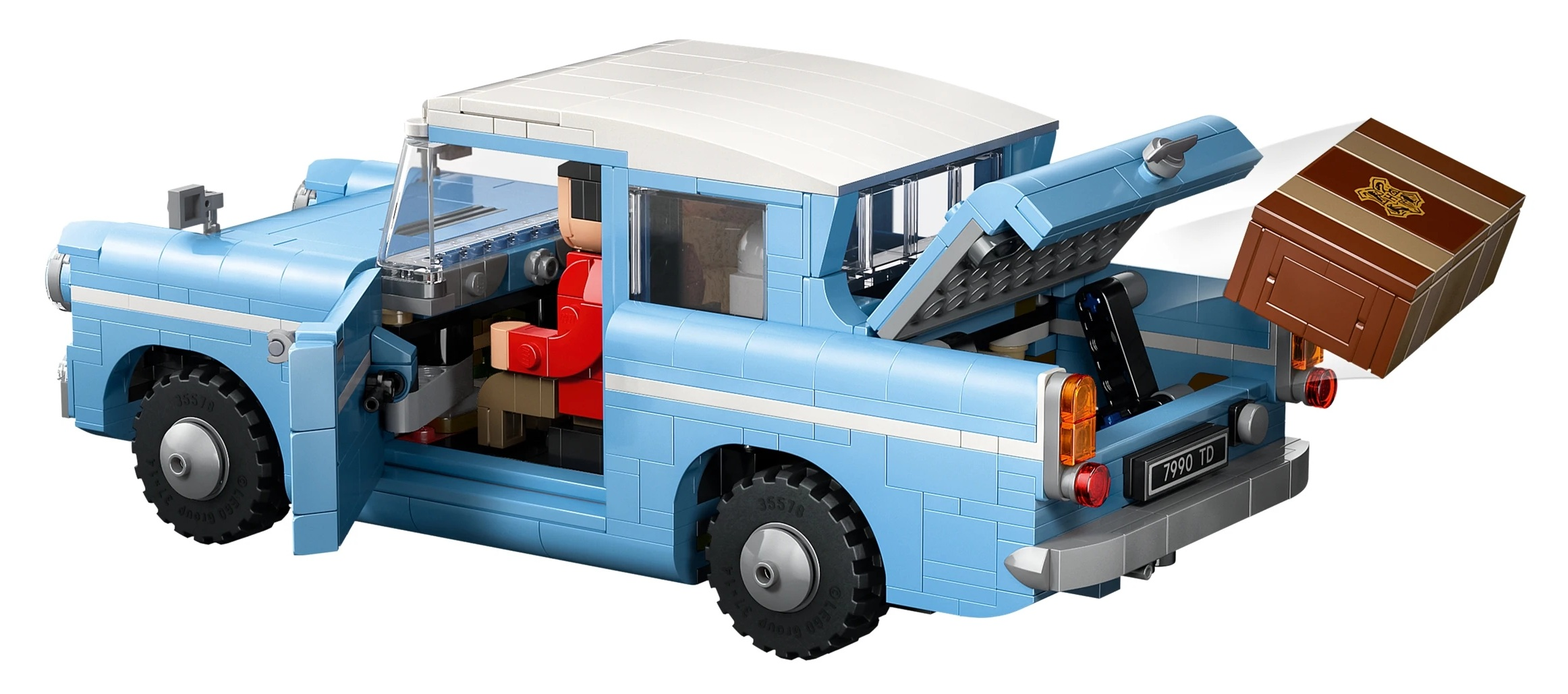 Niebieski samochód Lego z otwartym bagażnikiem i ładowaną brązową skrzynią.