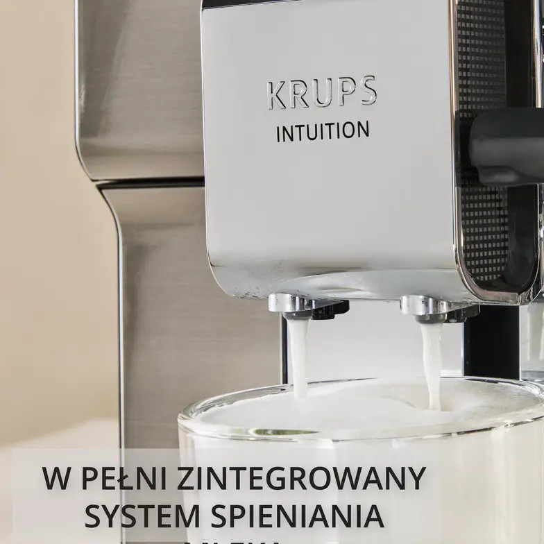 Ekspres Krups Intuition spieniający mleko do szklanki.