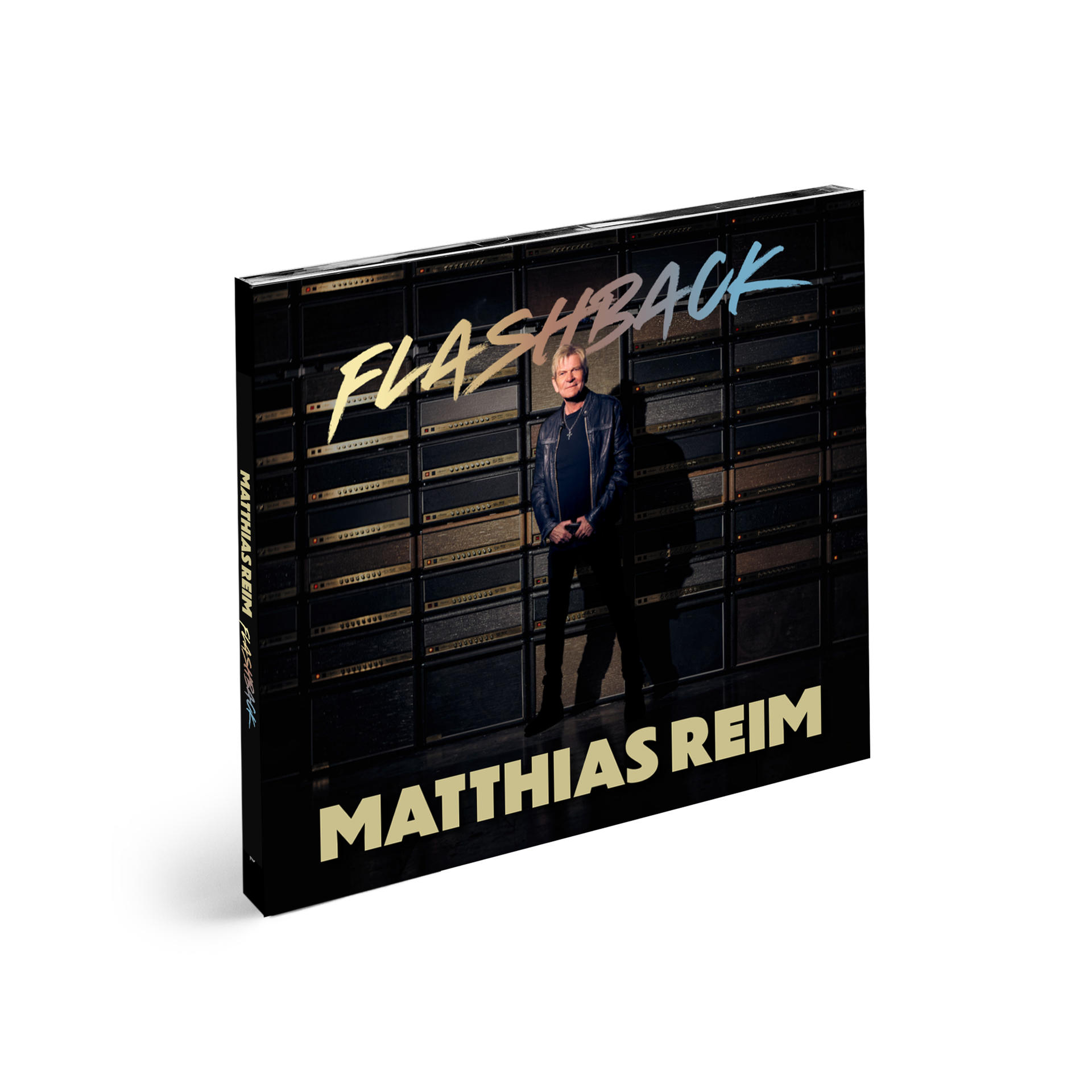 Matthias Reim steht vor einer Wand voller Verstärker mit dem Titel "Flashback".