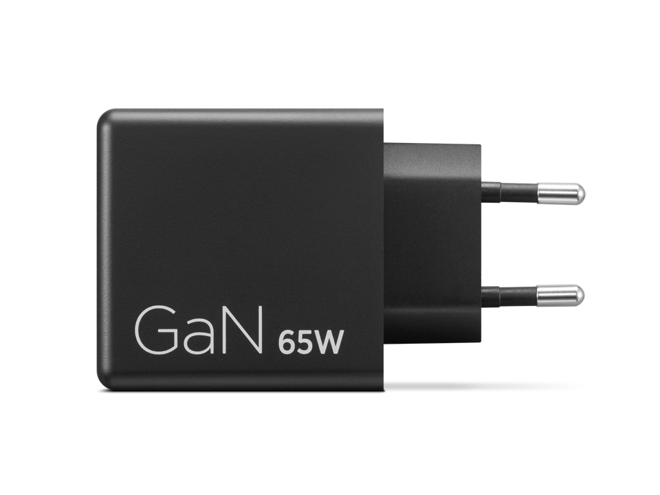 Schwarzer 65W GaN-Ladestecker mit zwei Metallstiften auf weißem Hintergrund.