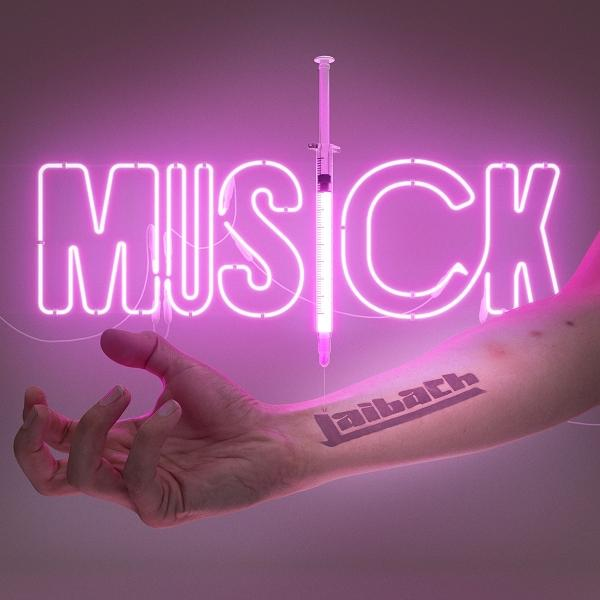 Eine Spritze mit rosa Flüssigkeit hängt über einer Hand. Neonlicht zeigt das Wort MUSICK.