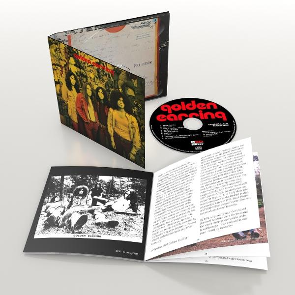 Ein CD-Album-Set mit einer CD, geöffnetem Cover und Booklet. Die Band ist abgebildet.