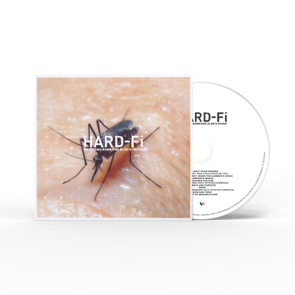 Ein Moskito auf Haut, neben einer CD-Hülle mit dem Bandnamen HARD-FI.