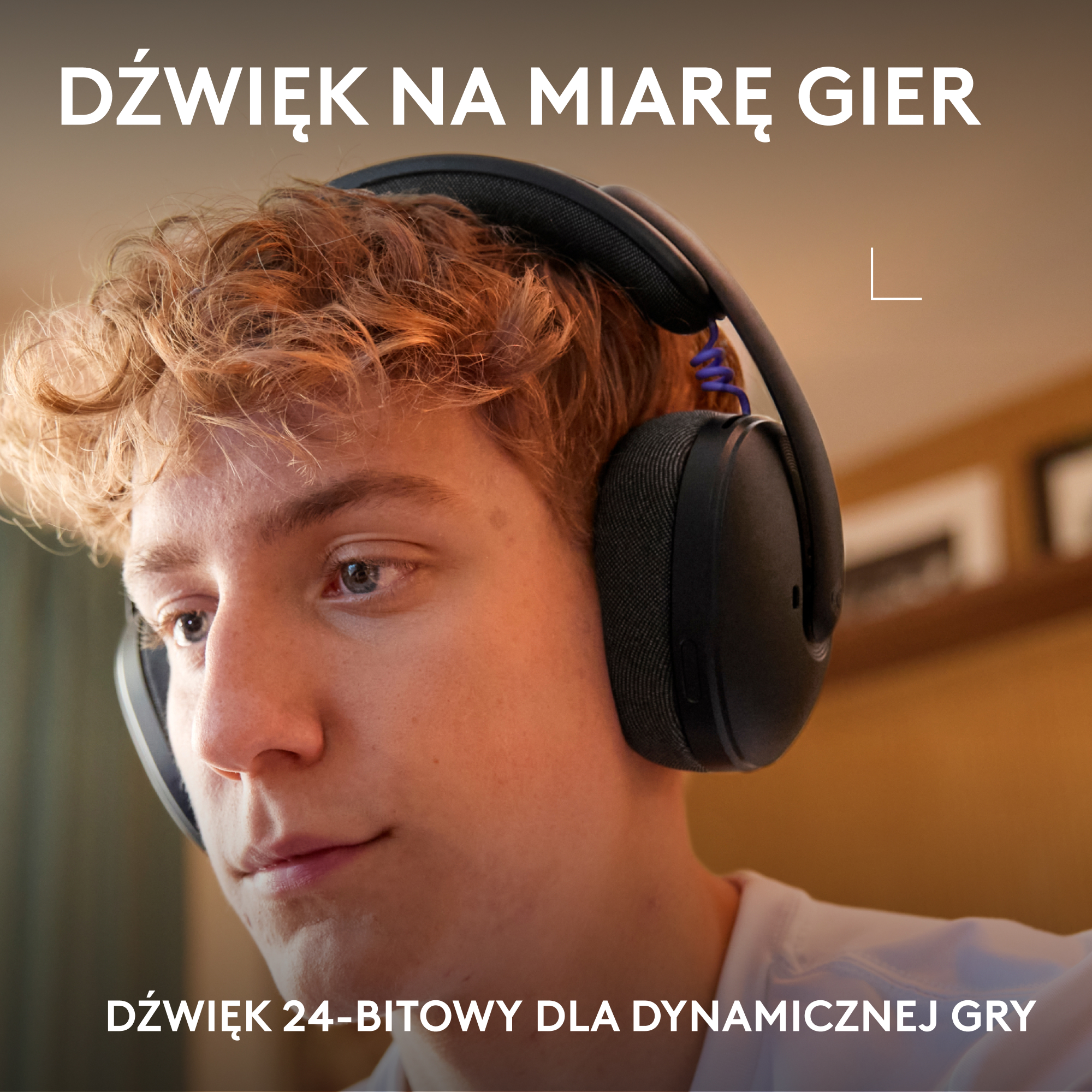 Młoda osoba w słuchawkach patrzy na ekran. Tekst o dźwięku do gier.