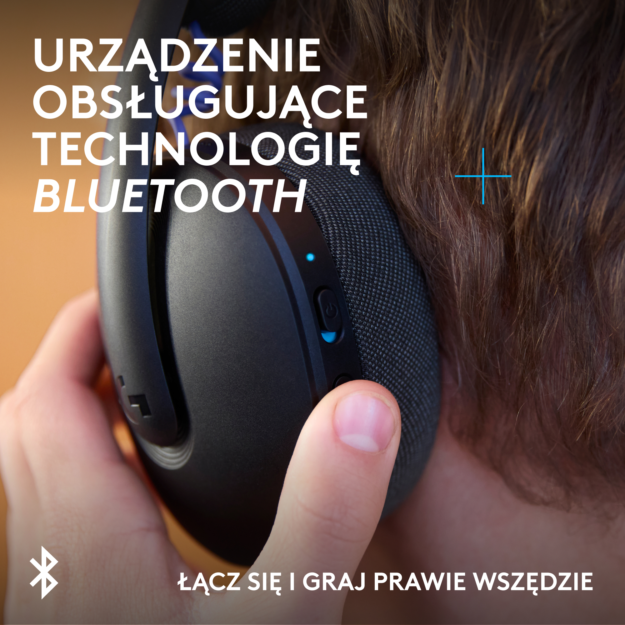 Czarne słuchawki z symbolem Bluetooth. Osoba w tle.