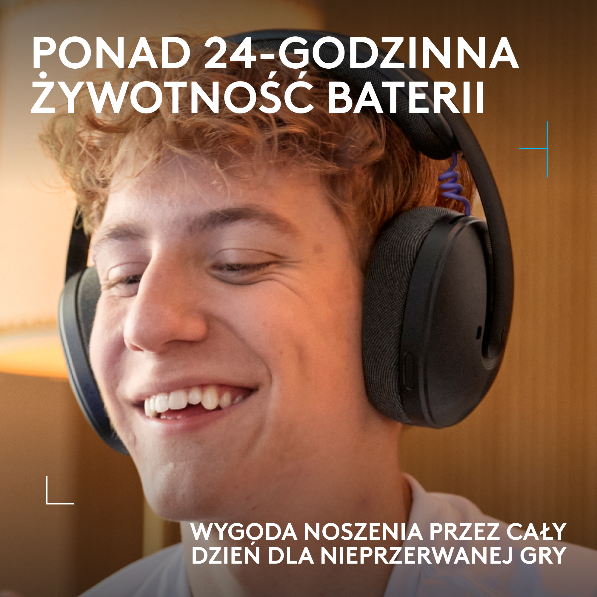 Chłopiec w słuchawkach śmieje się. Ponad 24h baterii, całodzienny komfort.