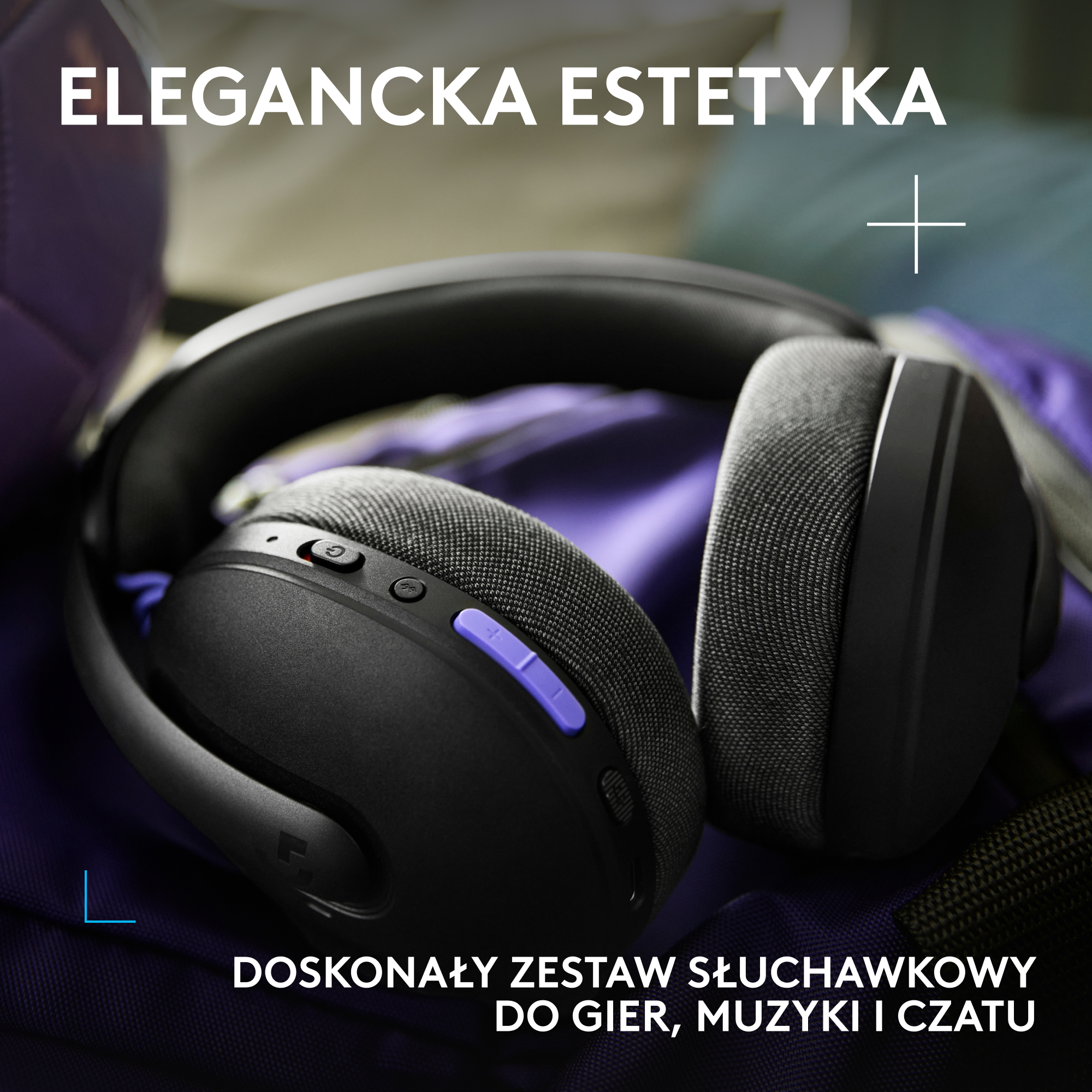 Czarne słuchawki z fioletowymi akcentami na fioletowym materiale.