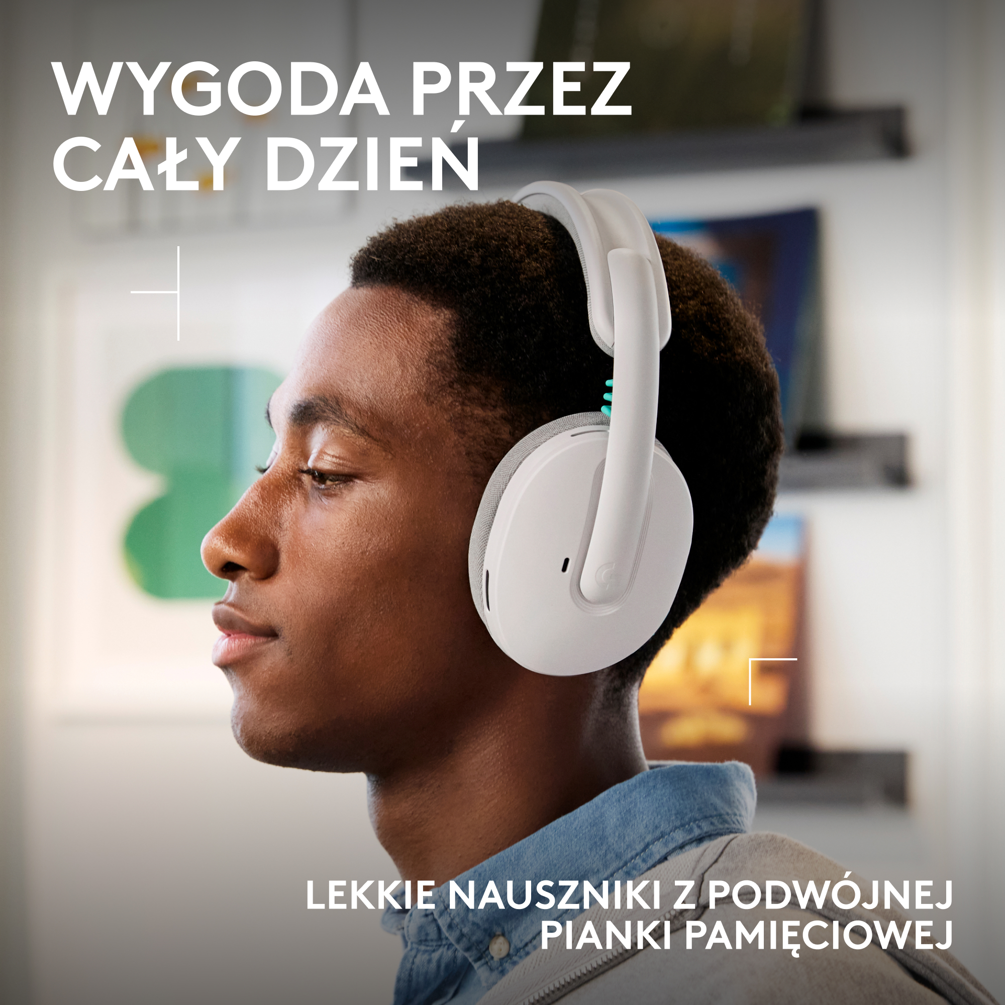 Mężczyzna w słuchawkach patrzy w prawo. Tekst po polsku.