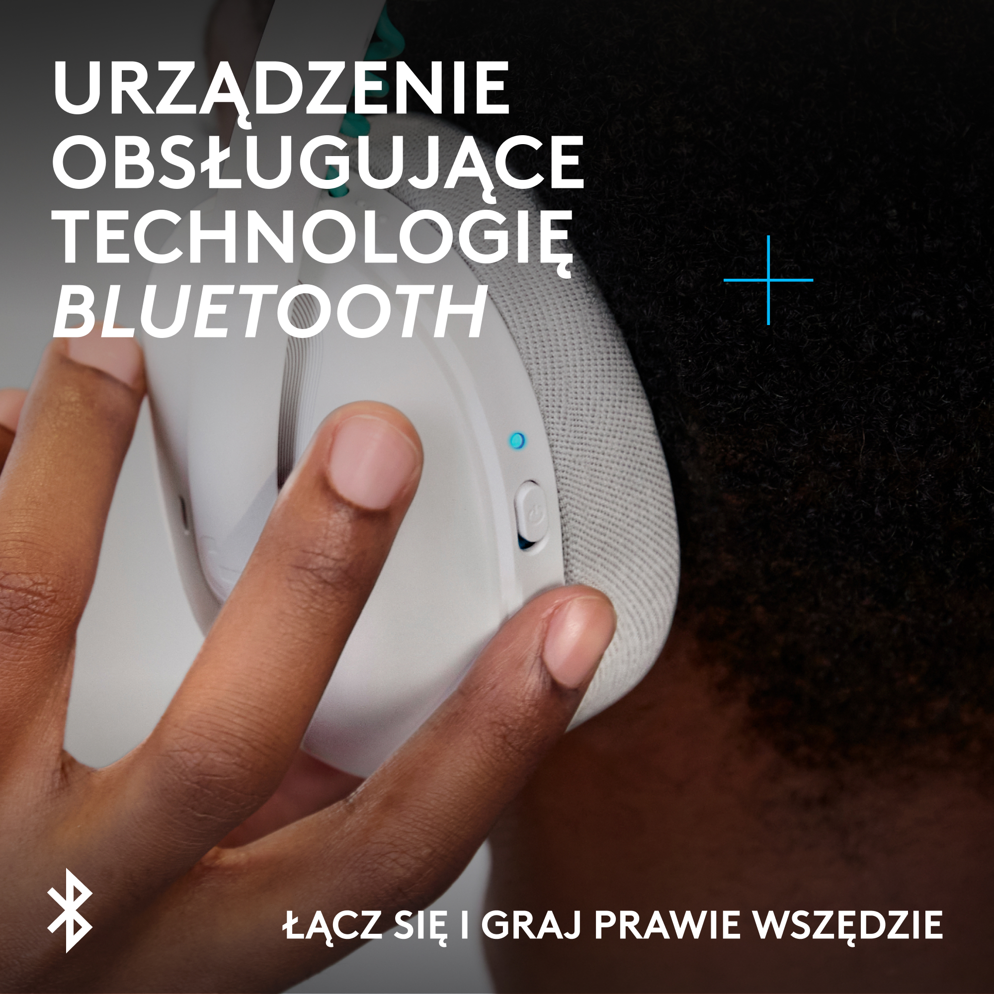 Słuchawki z symbolem Bluetooth. Osoba trzymająca słuchawki.