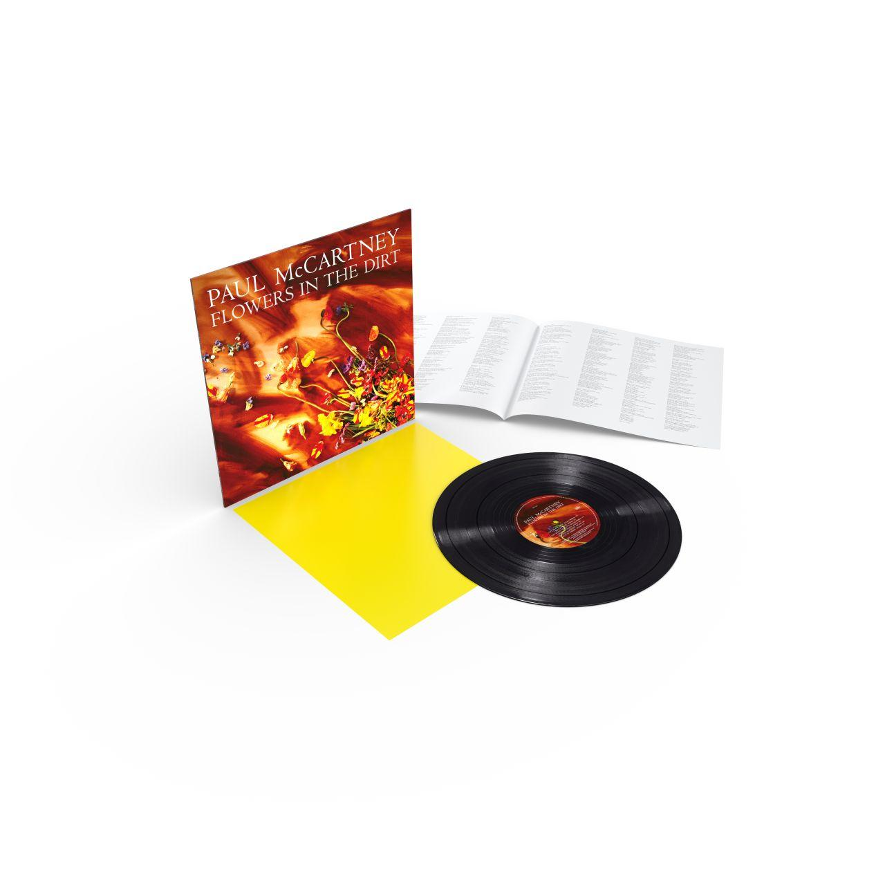 Vinyle Paul McCartney, pochette colorée, livret ouvert, fond jaune.