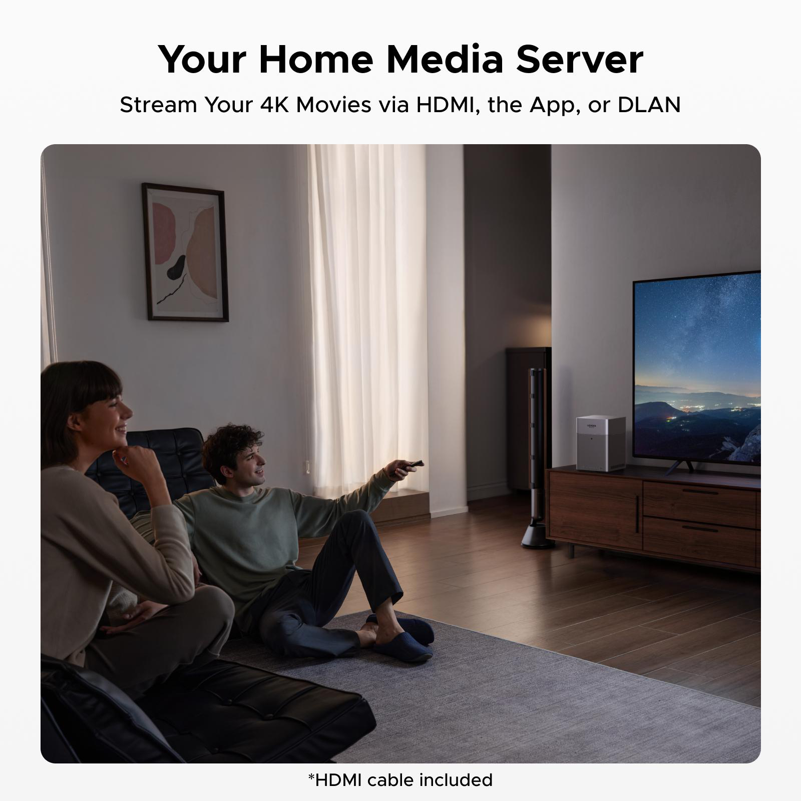 Ein Paar schaut einen Film auf einem großen Fernseher in einem Wohnzimmer.