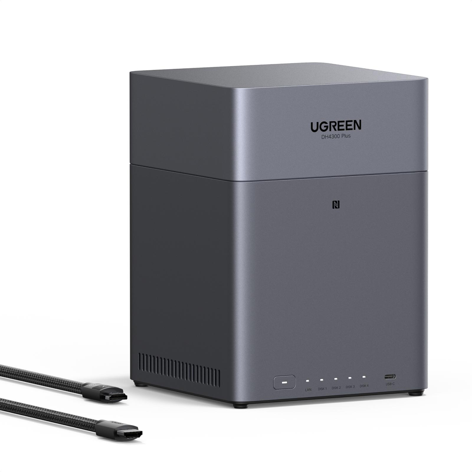 Graues UGREEN DH4300 Plus Gehäuse mit zwei HDMI-Kabeln davor.