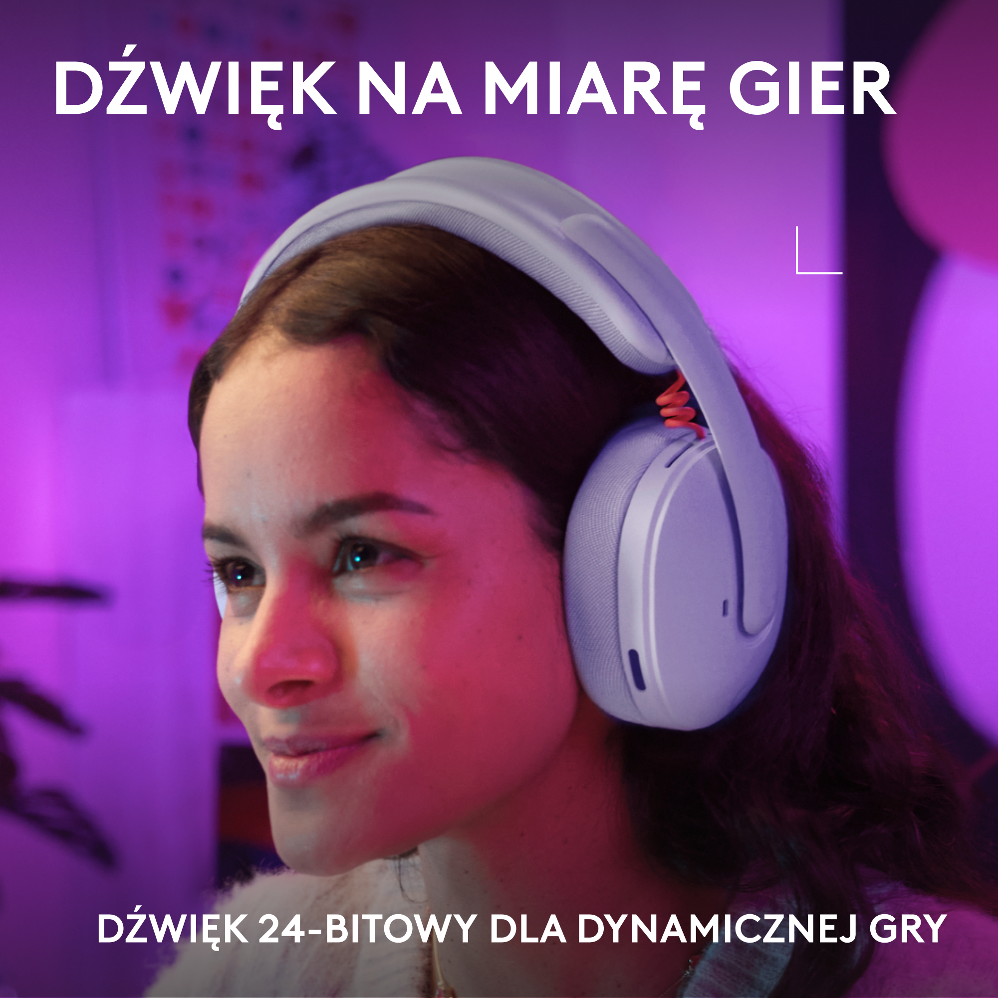 Kobieta nosi białe słuchawki. Fioletowe tło ze światłami.