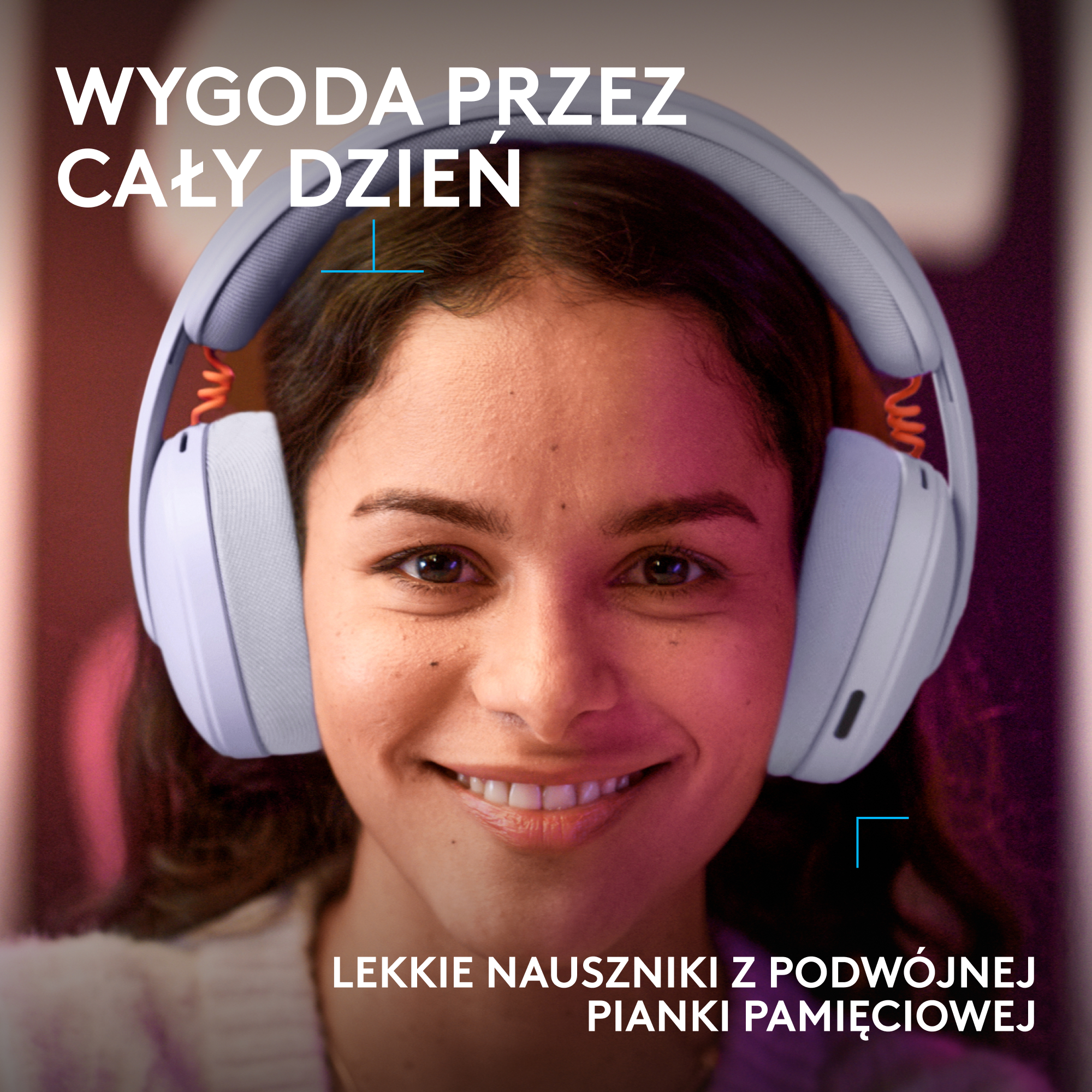 Młoda kobieta w jasnoszarych słuchawkach, uśmiechnięta, tekst.