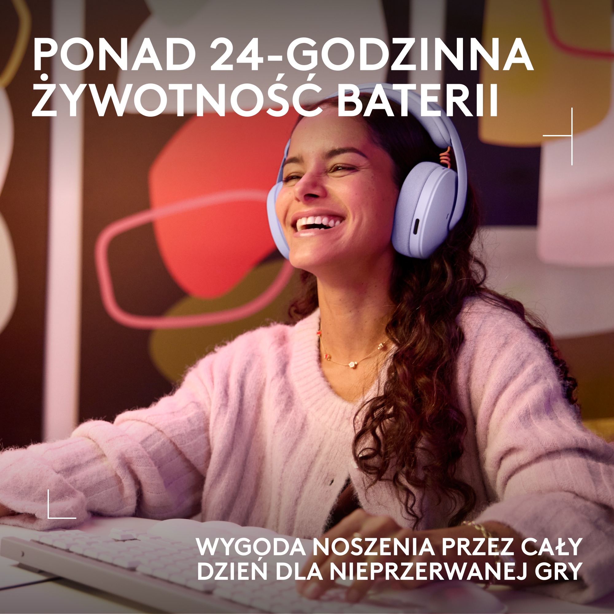 Kobieta w słuchawkach gra i uśmiecha się.