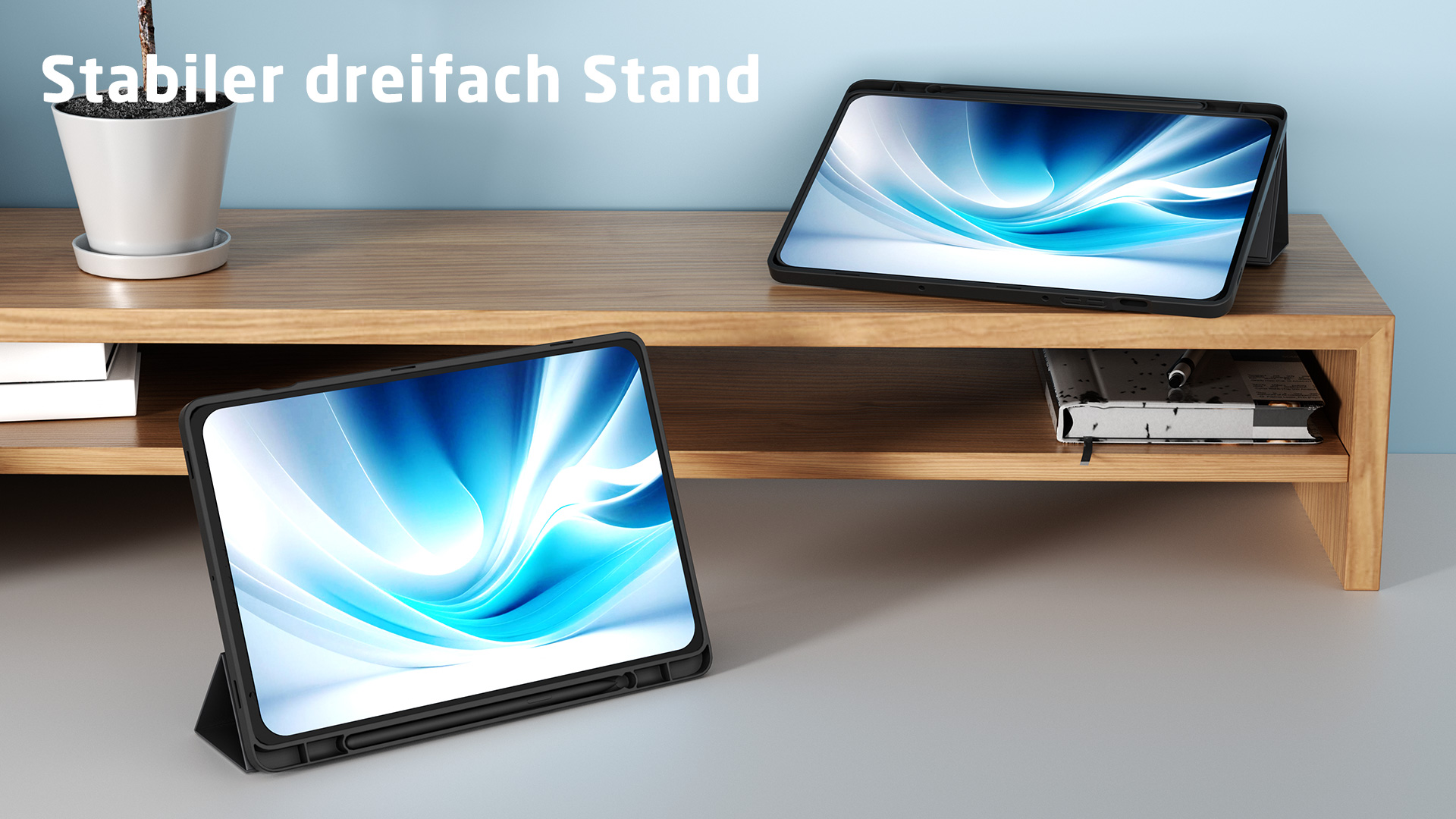 Zwei Tablets auf einem Holzständer, eines auf dem oberen Fach, eines davor.