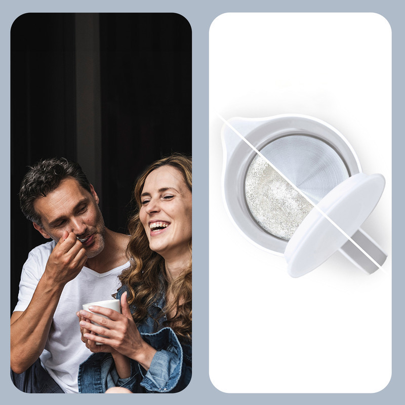 Uomo nutre donna che ride. Primo piano filtro caffè con fondi.