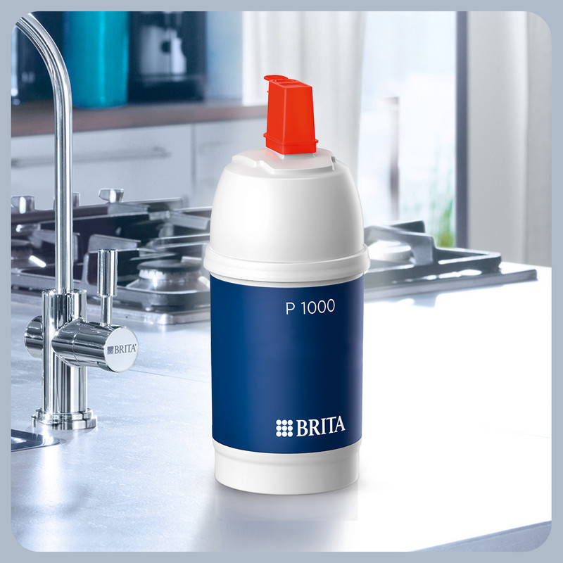 Cartuccia filtro acqua Brita P 1000 con tappo rosso su bancone.