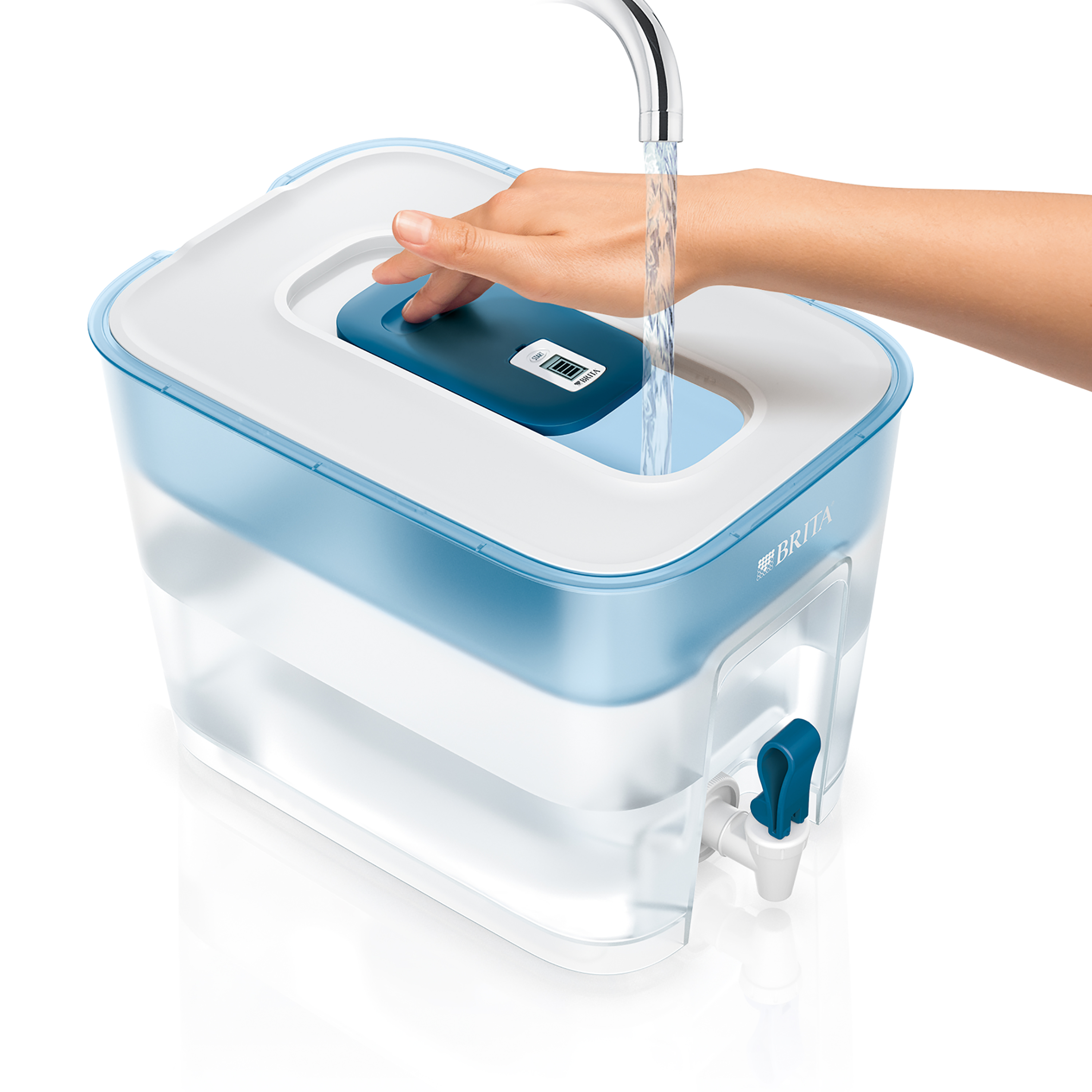 Una mano preme il display di un filtro acqua Brita blu mentre l'acqua scorre.