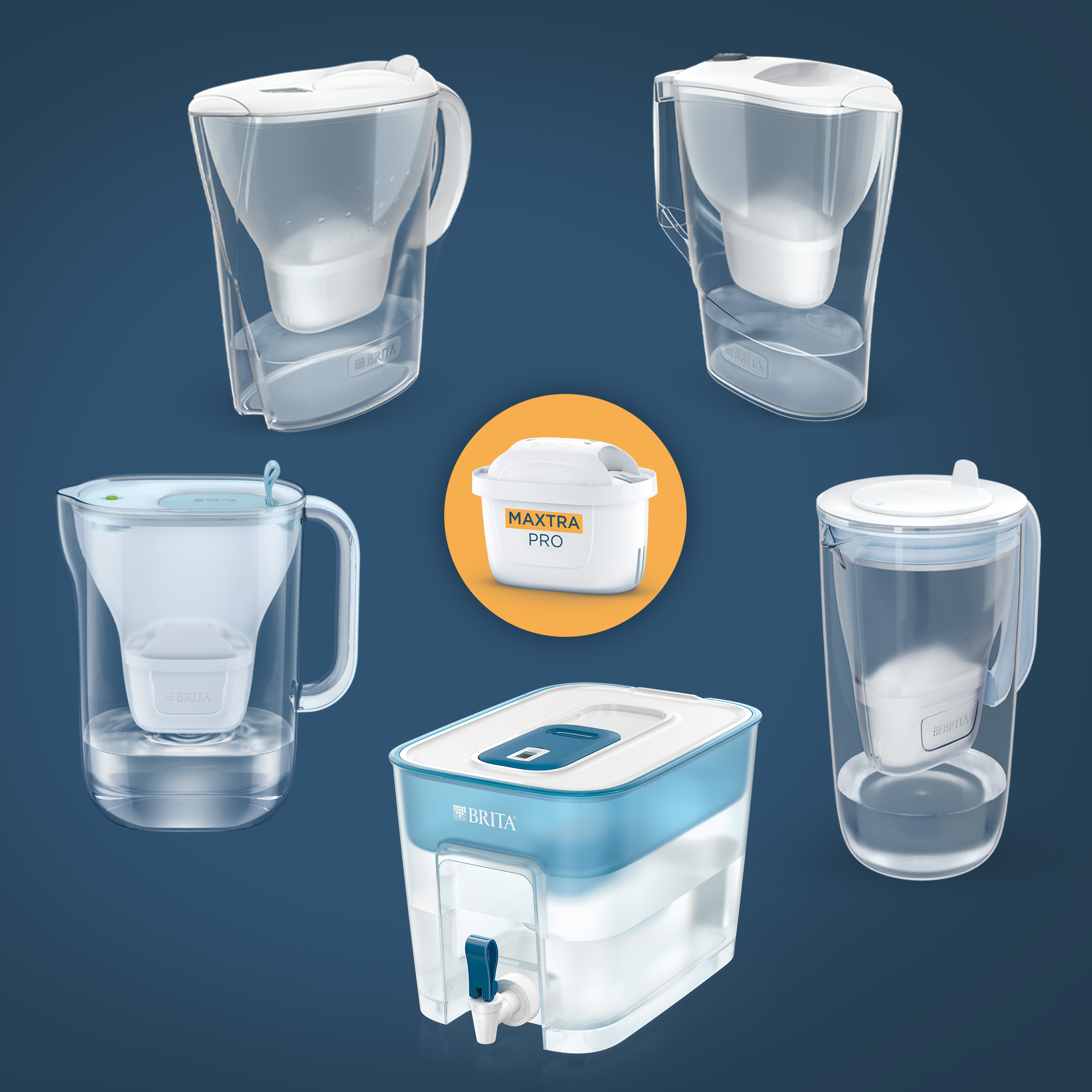 Varie caraffe Brita e un dispenser di diverse dimensioni.