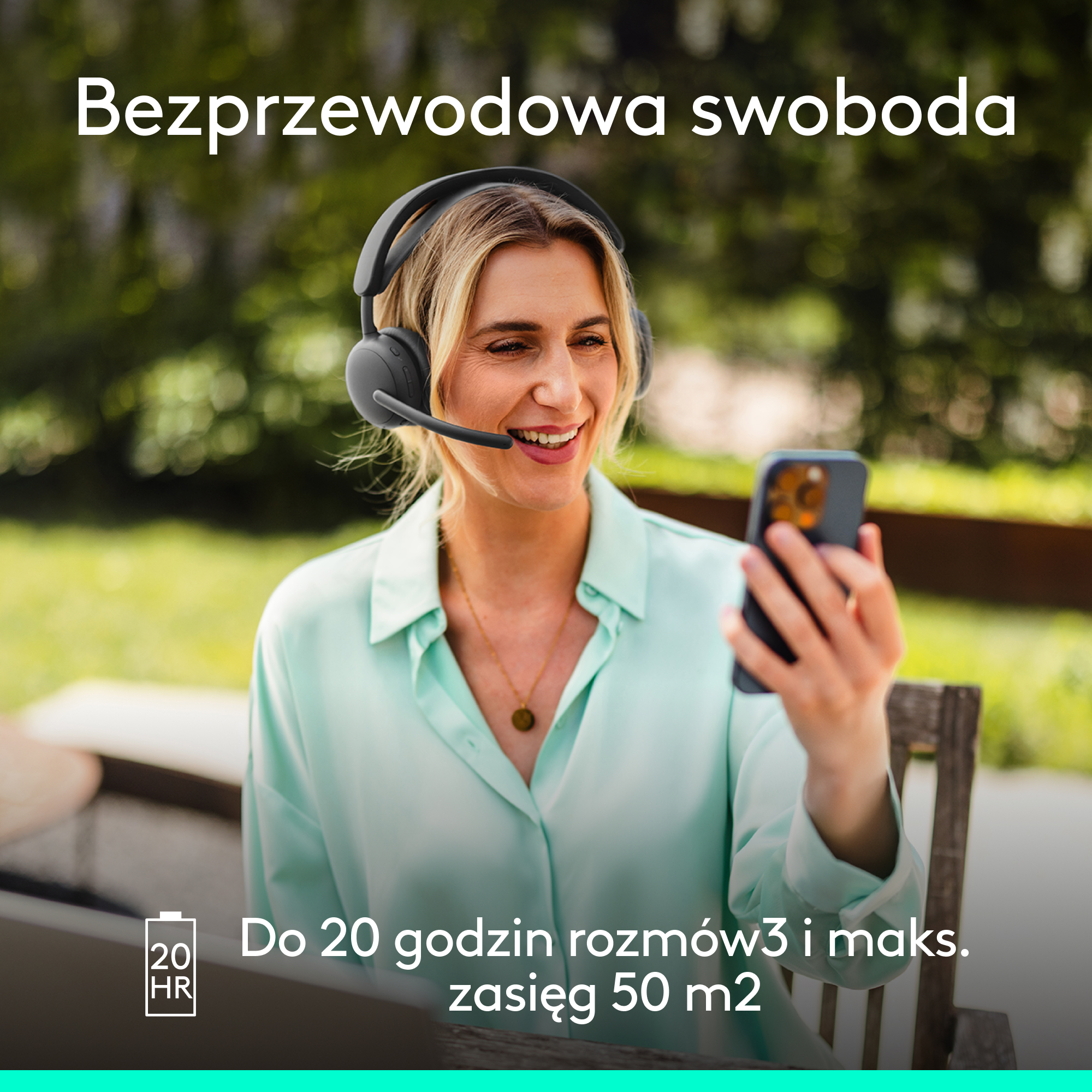 Kobieta w słuchawkach z mikrofonem i telefonem na zewnątrz. Tekst: do 20h rozmów, zasięg 50m.