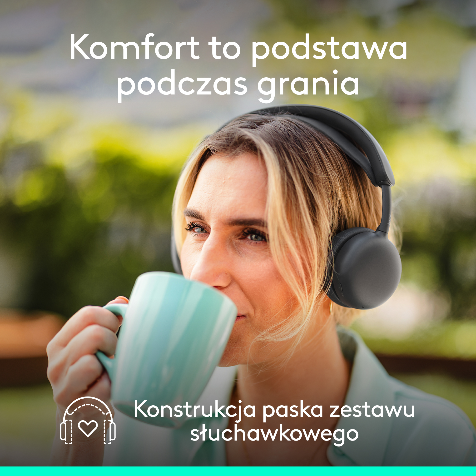 Kobieta w słuchawkach pije z jasnoniebieskiej filiżanki, rozmyte zielone tło.