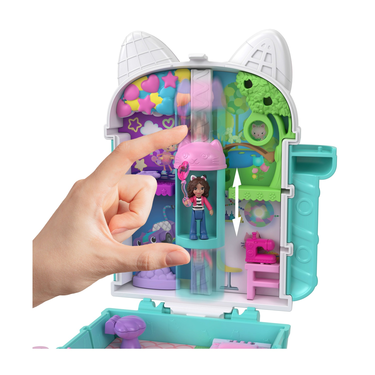 Una mano aziona un ascensore in un playset a casa di gatto con bambola.