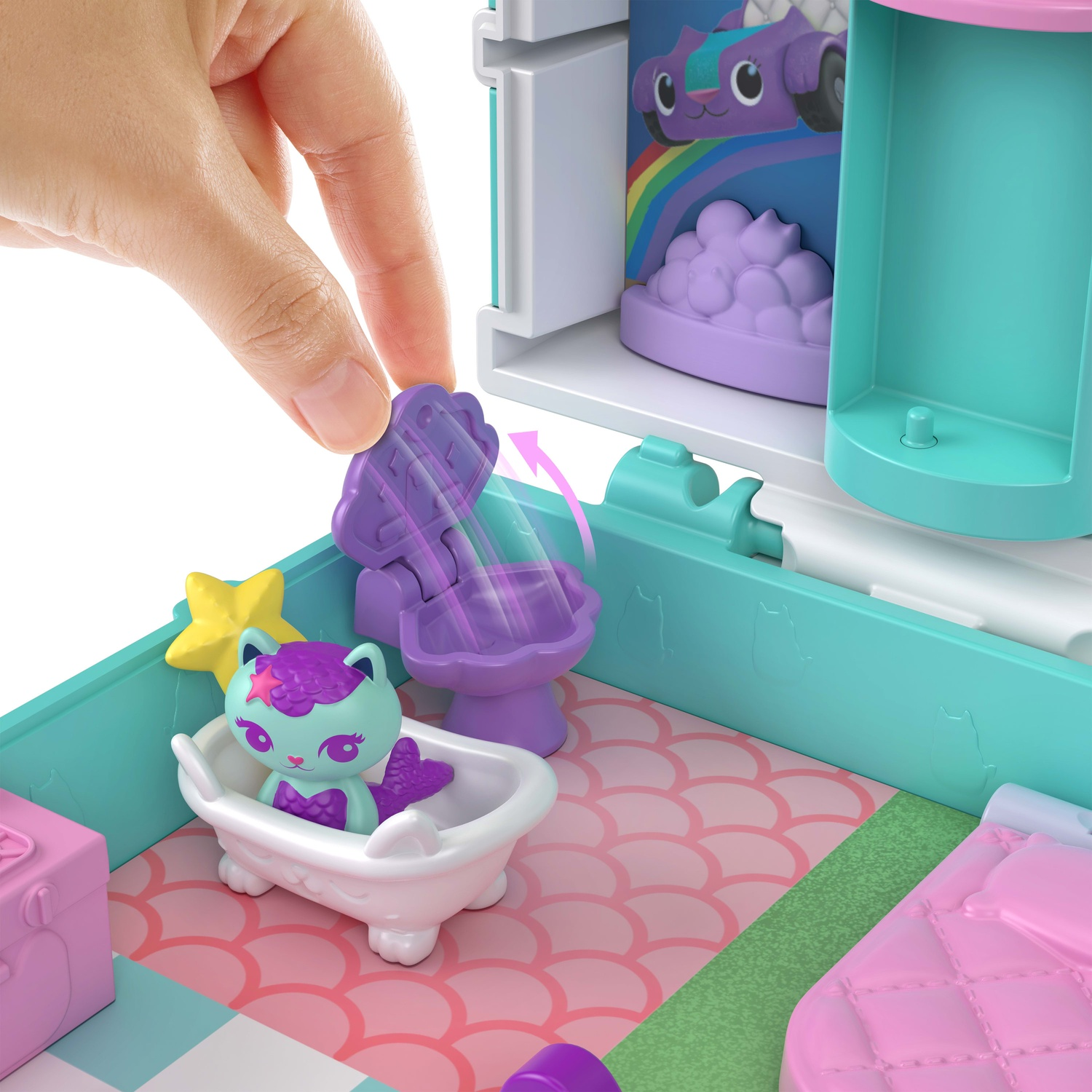 Una mano aziona una vasca da bagno giocattolo viola con una figura di gatto.