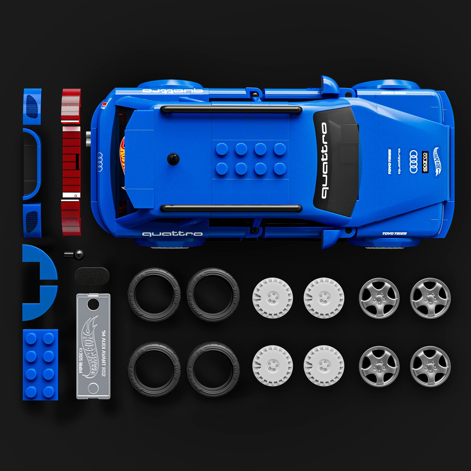 Audi RS2 Lego blu con ruote, adesivi e accessori su sfondo nero.