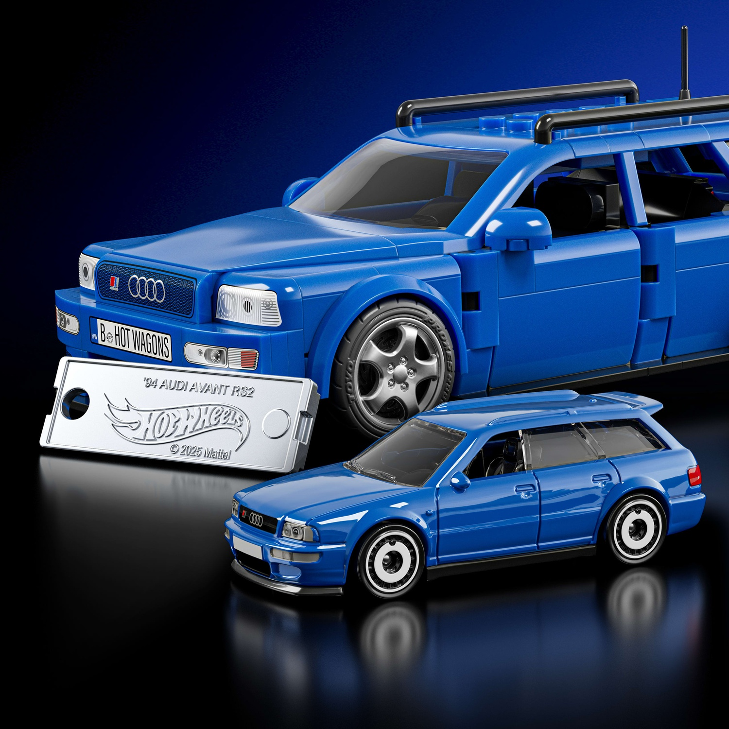 Due Audi RS2 Avant blu, una Lego, una macchinina, con targa Hot Wheels.
