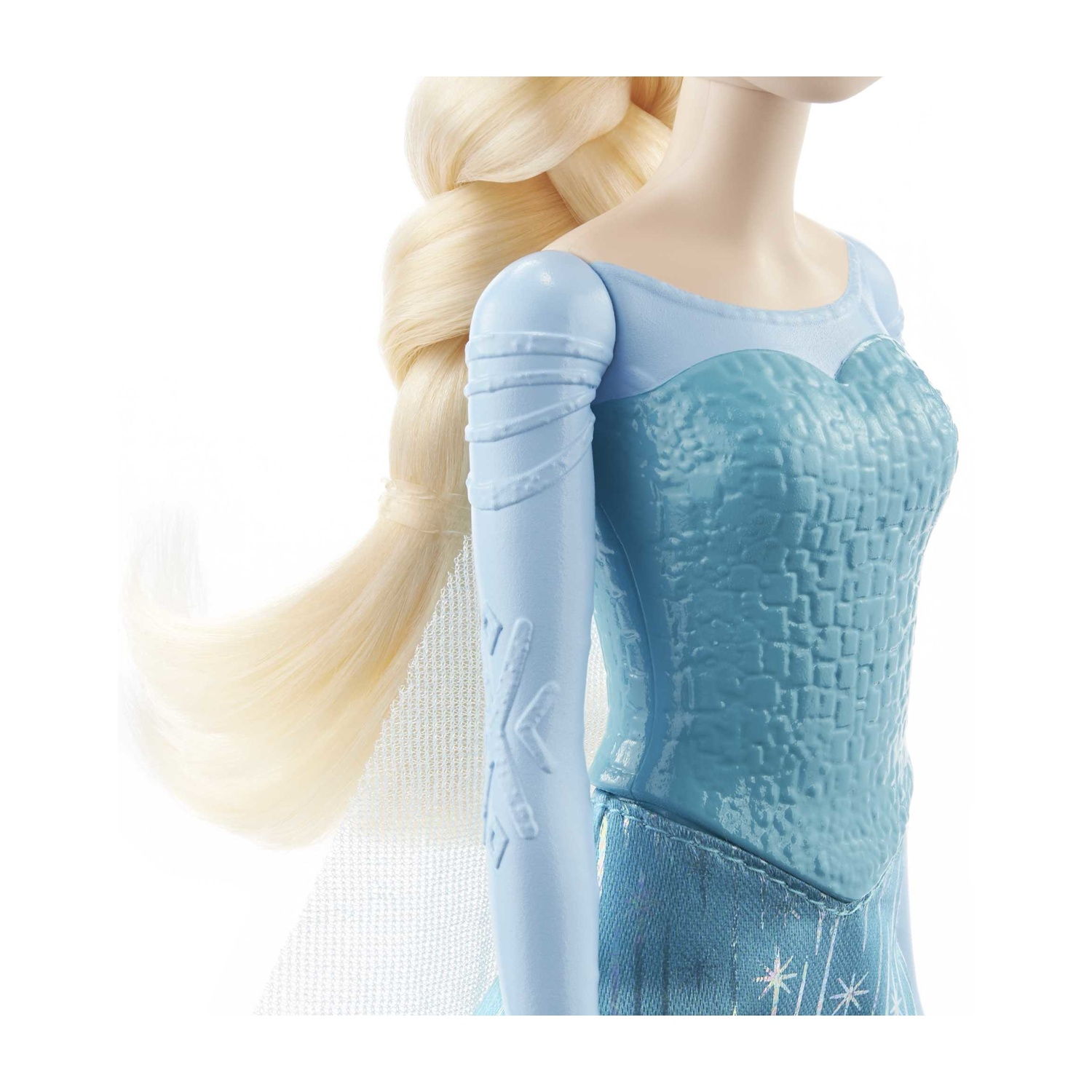 Bambola Elsa con capelli biondi intrecciati e abito blu su sfondo bianco.