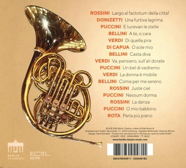 Ein goldener Horn mit Notenliste auf hellem Hintergrund.