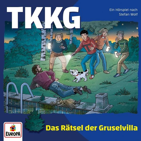 Kinder suchen mit Taschenlampen einen Mann, der am Pool liegt. Ein Hund beobachtet sie.
